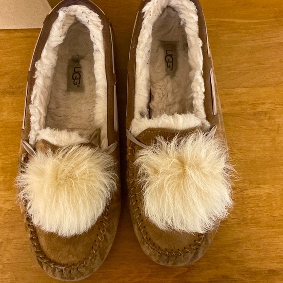 Ugg Dakota Pom Pom Moccasins Chestnut 10M - Picture 1 of 9